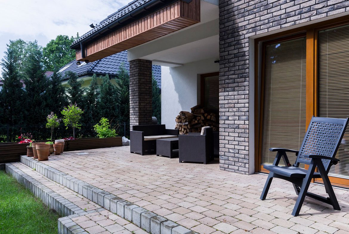 Beautiful Lawn & Courtyard - Mainline KW