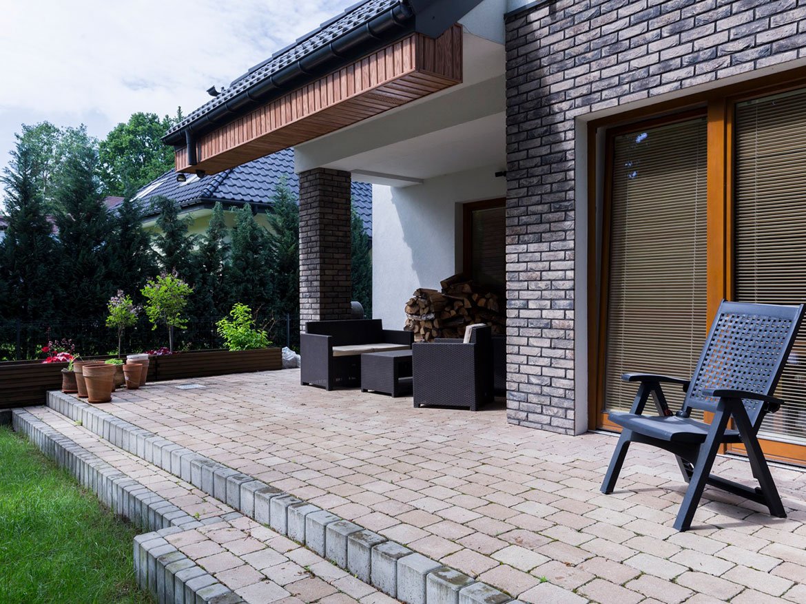Beautiful Lawn & Courtyard - Mainline KW
